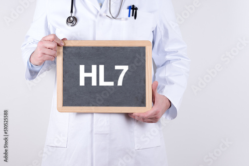 Arzt mit einer Tafel auf der HL7 für Health-Level-Seven Standard im Gesundheitswesen für den Datenaustausch