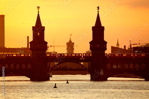 Oberbaumbrücke und Rotes Rathaus mit U Bahn im Sonnenuntergang
