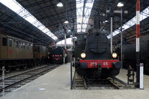Locomotiva a vapore e vecchi treni in stazione