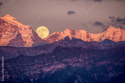 Supermond / Vollmond rechts von der Jungfrau bei Sonnenuntergang