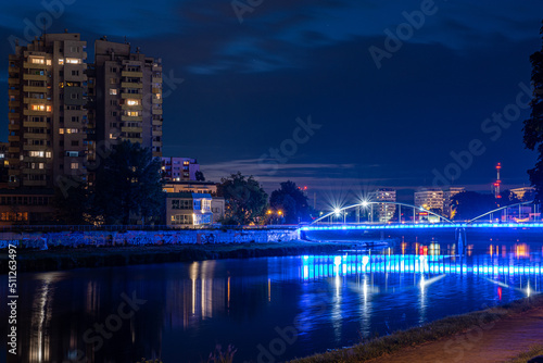 niebieskie podświetlenie Mostu Piastowskiego w Opolu w nocy