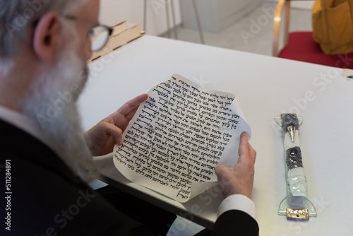 Die Mesusa Die von der Torah vorgeschriebene Schriftkapsel am Türpfosten. Sie besteht aus dem Gehäuse (Bejt Mesusa) und einem koscheren Pergament (Klaf) mit dem vorgesehen Torah-Text 5.B.M. 6,4-9, 5.B