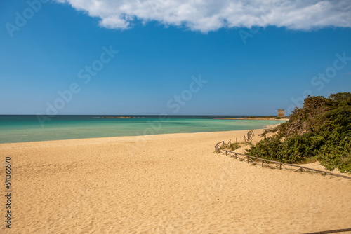 tropikalna plaża z pięknym kolorem morza i miękkim drobnym piaskiem