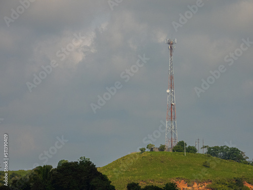 Torres de señal en pequeñas montañas de Colombia