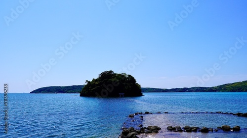 満潮時の参道が冠水する小島神社がある島