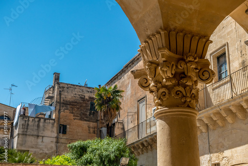 klasyczna rzymska kolumna pęknie zdobiona