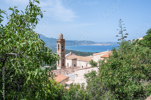 Vue sur le campanile et l'église Sainte Marie de Lumio et le golfe de Calvi, Lumio, Balagne, Haute Corse, France