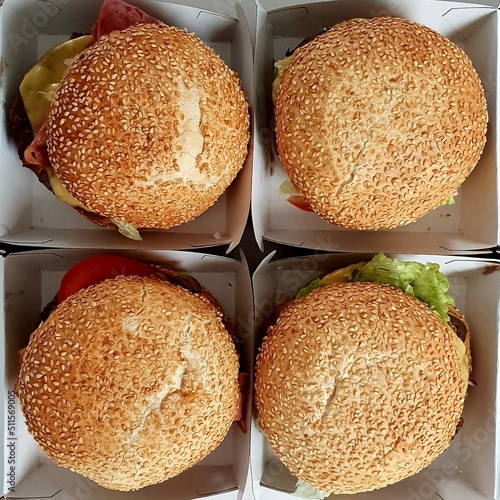 Minimalistyczna i symetryczna kompozycja burgerów