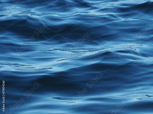Morska woda z małymi falami