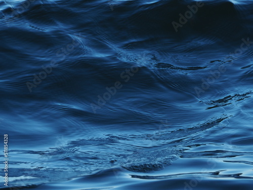 Morska woda z małymi falami