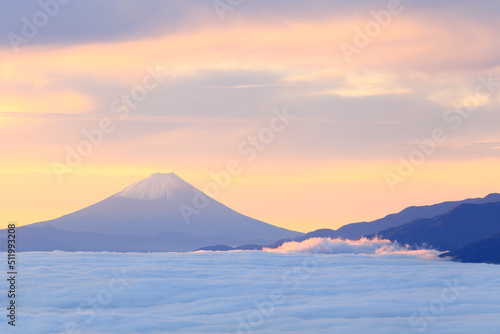 【長野県】高ボッチ高原からの朝焼けと富士山