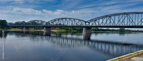 MOST NA RZECE. RZEKA WISŁA, TORUŃ, POLSKA.