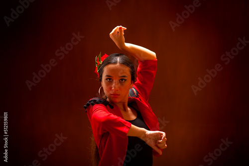Bailarina de flamenco con torera roja