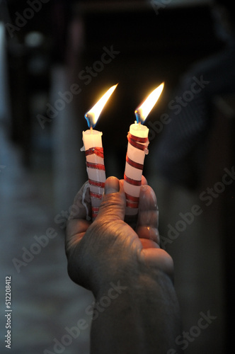 velas encendidas ritual católico