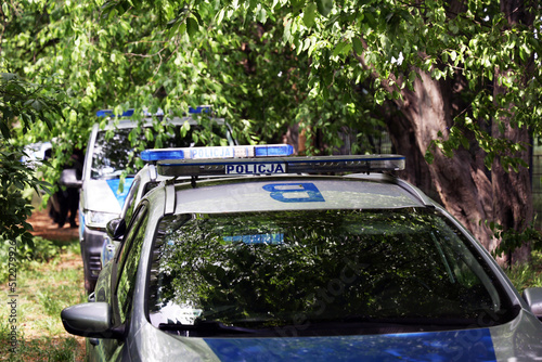 Radiowóz polskiej policji na teren zieleni w parku podczas akcji poszukiwanie. 