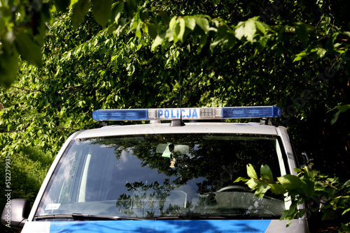 Radiowóz polskiej policji na teren zieleni w parku podczas akcji poszukiwanie. 