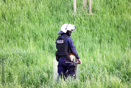 Policjant polskiej policji ze strzelbą gładkolufową. 