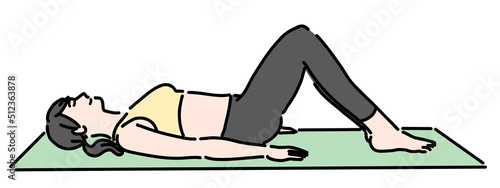 ヨガマットに横になって腹式呼吸をしている女性