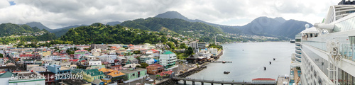 Roseau die Hauptstadt von Dominica aus der Perspektive des Cruise Terminals