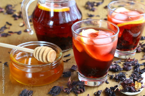 Napój z suszonych kwiatów hibiskusa z cytryną, miodem i lodem 