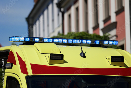 Ambulans medyczny pędzi do wypadku drogowego na autostradzie na sygnale
