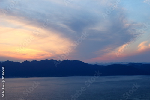 琵琶湖東岸の津田山の空奏テラスから眺める比良山系の夕焼