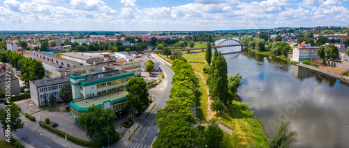 Żelazny most kolejowy nad Wartą w mieście Gorzów Wielkopolski, w tle dzielnica Zamoście. 