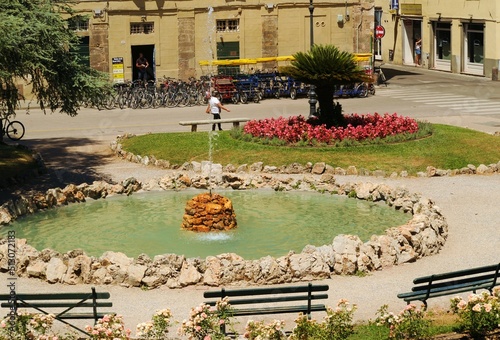 Piazza con una piccola fontana vicino la porta San Pietro, Lucca antica città, Toscana, Italia