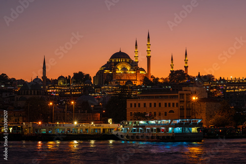 Zachód słońca w Istambule Turcja - widok na Meczet Rüstema Paszy