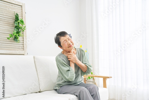 自宅で息が詰まる高齢者女性