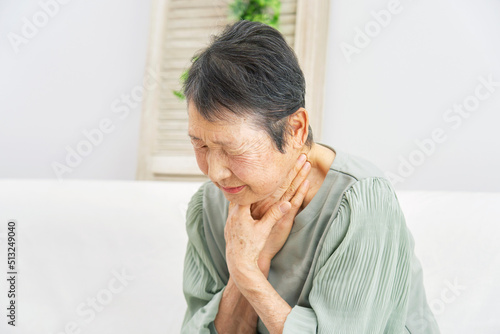 自宅で息が詰まる高齢者女性