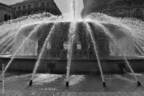 la grande fontana di piazza De Ferrari a Genova in un delicato controluce molto suggestivo