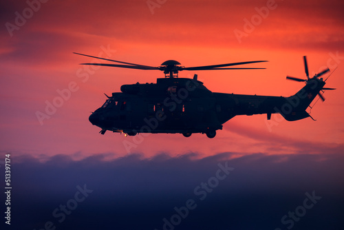 Helikopter ratunkowy, śmigłowiec na tle zachodzącego słońca