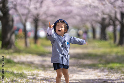 桜と入園式の女の子