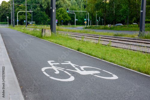 Droga rowerowa w kierunku skrzyżowania. Ścieżka dla rowerów w mieście.