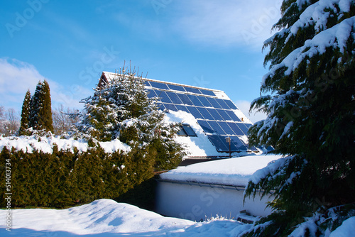 Mit Schnee bedeckte Solaranlage im Winter 