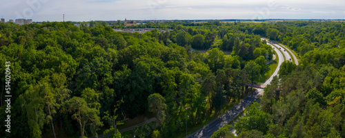Letni widok z lotu ptaka na kładkę nad ulicą i park Słowiański na łuku ulicy Słowiańskiej, miasto Gorzów Wielkopolski