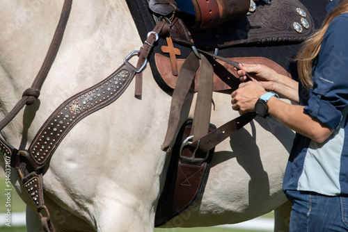 tightening a western saddle
