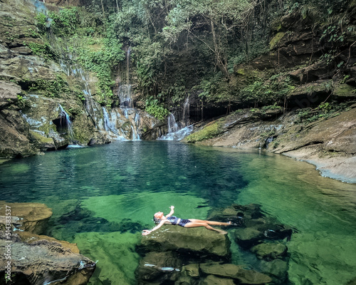 Mulher boiando em águas cristalinas do poco azul, Riachão, Maranhão, chapada das mesas 