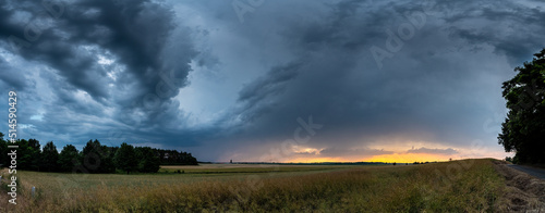 panorama chmur przed burzą z wałem szkwałowym