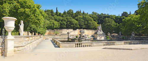Vue générale des Jardins de la Fontaine, anciens thermes romains, à Nîmes