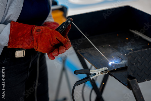 manos con guantes realizando trabajo de soldadura