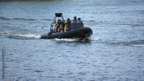 Szybka łódź wojskowa w czasie akcji odbicia zakładników - ćwiczenia na wodzie. 