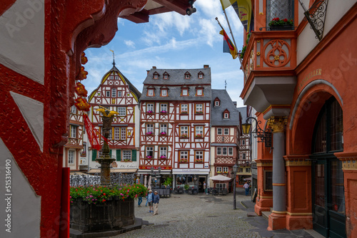 Bernkastel-Kues Rheinland-Pfalz Fachwerk Umgebinde Brunnen Historisch Mosel Weinhänge