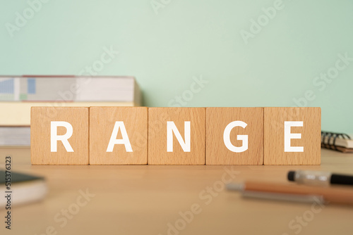 範囲・レンジのイメージ｜「RANGE」と書かれたブロックが置かれたデスク 