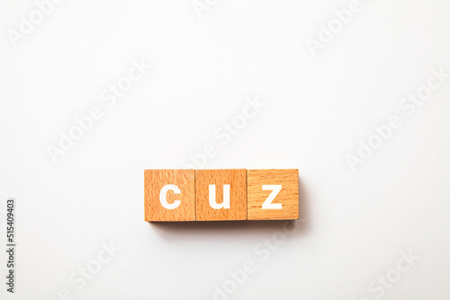 cuzの文字。なぜなら。3つの木製ブロックに書かれている。白い文字。白い背景。