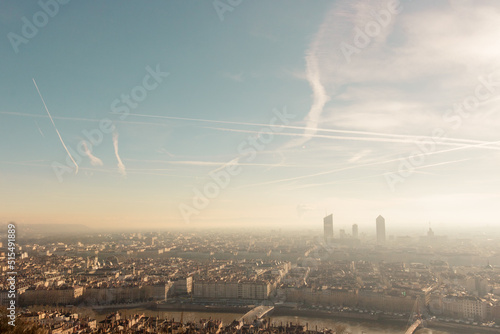 panorama de la ville de lyon avec un air pollué à cause de la canicule liée au réchauffement climatique