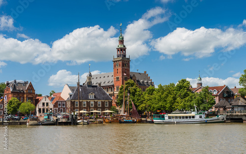 Die Hafenstadt Leer in Ostfriesland mit Alter Waage und Rathaus; Niedersachsen; Deutschland