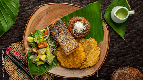 Salmón con patacón y ensalada de vegetales con fondo caña flecha