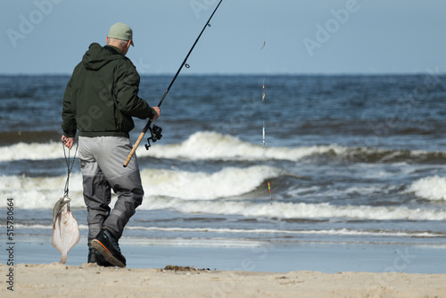 Fischer Angler am Meer mit Fischen